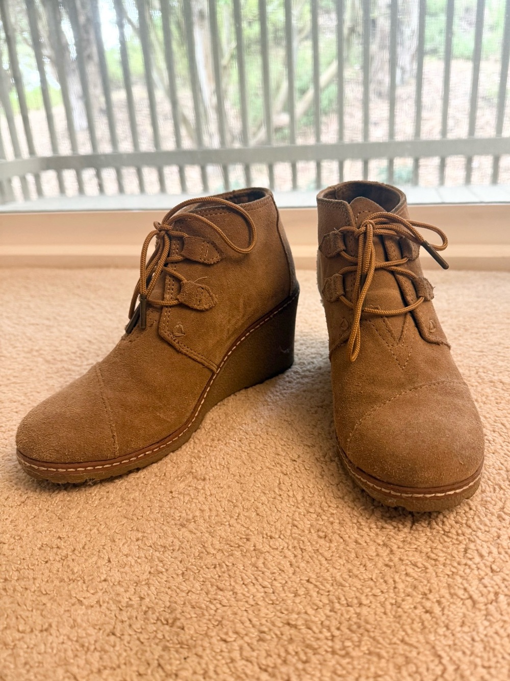 Toms  Desert Wedge Boot, size 6.5